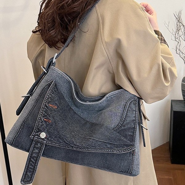 A trendy retro denim large-capacity bag for women's 2024 autumn/winter new commuter crossbody single-shoulder tote bag details Picture