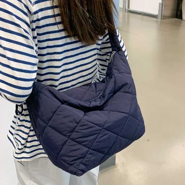 2024 New nylon large bag for women's autumn and winter, a high-end large-capacity crossbody bag for casual and versatile commuting, a cloud bag Application Scenario