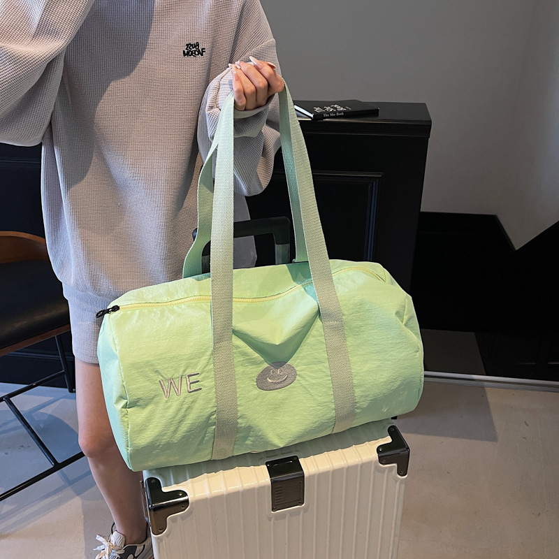 Korean-style fashionable lightweight hand-held travel bag, large-capacity ins versatile women's yoga bag, short-distance business trip luggage bag Application Scenario
