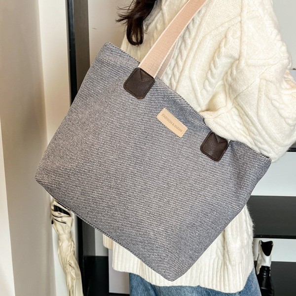 The new solid-color handbag for the autumn and winter of 2024 is a versatile and casual large-capacity, laid-back tote bag for girls to take classes on one shoulder details Picture