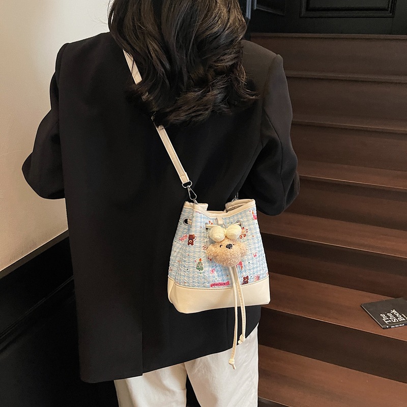 The 2025 new fresh and sweet printed drawstring bucket bag is a fashionable women's color-blocking, simple and large-capacity single-shoulder crossbody bag Application Scenario