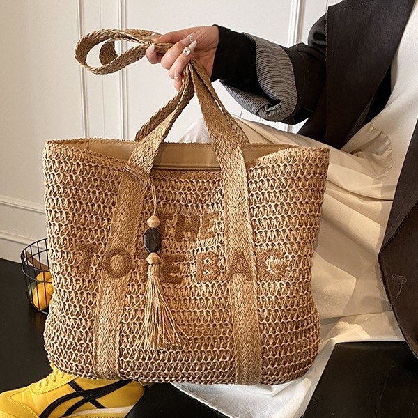 Forest-style straw woven bag for women 2025 New trendy, fashionable and retro tote bag with large capacity and vacation style woven bag Application Scenario
