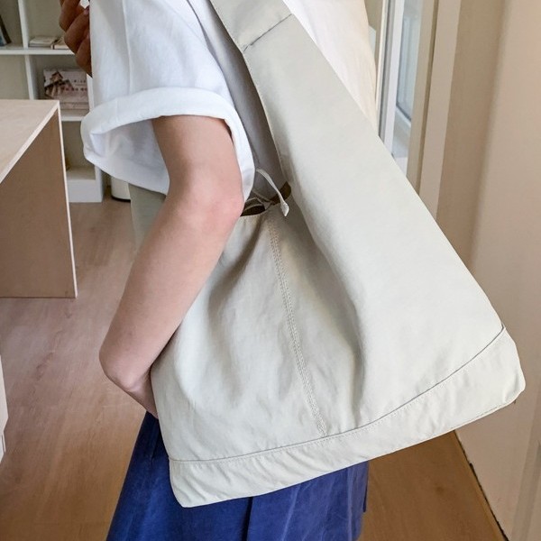 A new large-capacity Korean version, simple and large-capacity soft fabric versatile large bag, fashionable and niche single-shoulder underarm tote bag full figure