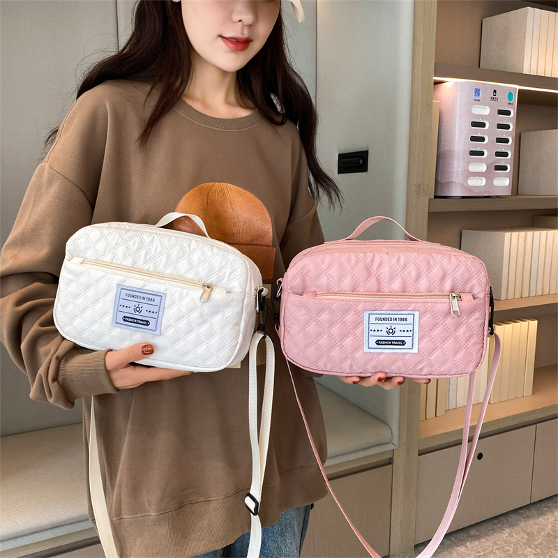 Korean version diamond-shaped embroidery thread 2025 new model storage bag, crossbody portable yoga and fitness bag, large-capacity travel single-shoulder bag Item Picture