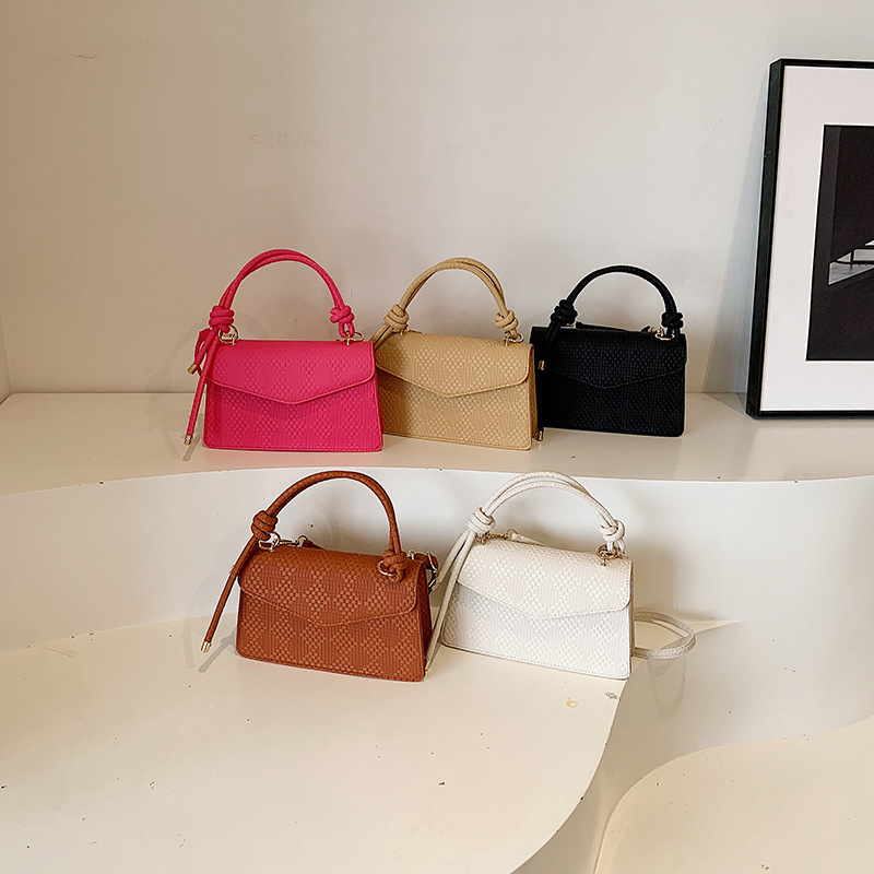 Simple and small square bag for women, new autumn 2024 fashion solid color single-shoulder bag, casual handbag, retro crossbody bag Application Scenario