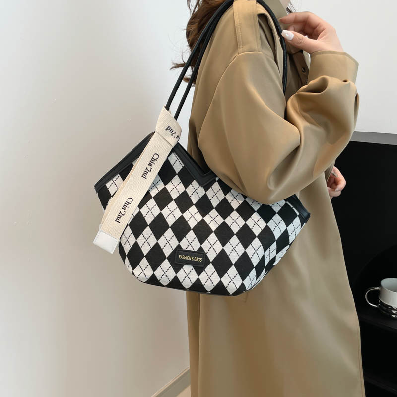 Checkered single-shoulder bag for women, new winter 2024 trendy and fashionable large-capacity commuter tote bag, underarm bag for women details Picture