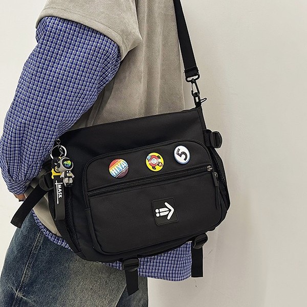 A fashionable new large-capacity, trendy single-shoulder crossbody bag for both men and women, a student tutorial bag, and a cool street style Application Scenario