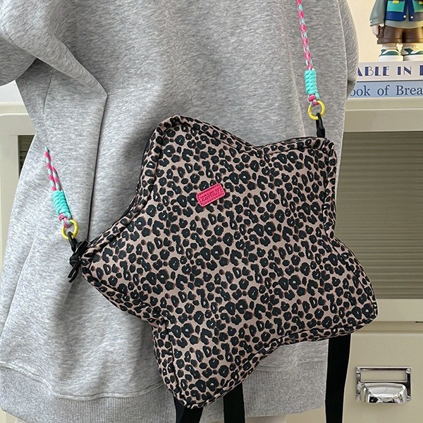 Personalized Star Backpack 2025 Spring New Style Korean Version fashionable leopard print single-shoulder bag for women Large capacity crossbody bag Application Scenario