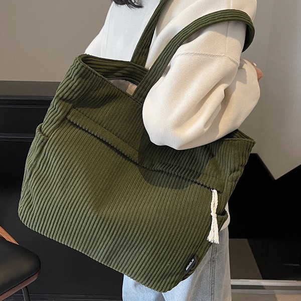 Retro Korean-style commuter bag for women, 2024 autumn/winter collection, corduroy tote bag, simple and versatile, high appearance level, single-shoulder bag Application Scenario
