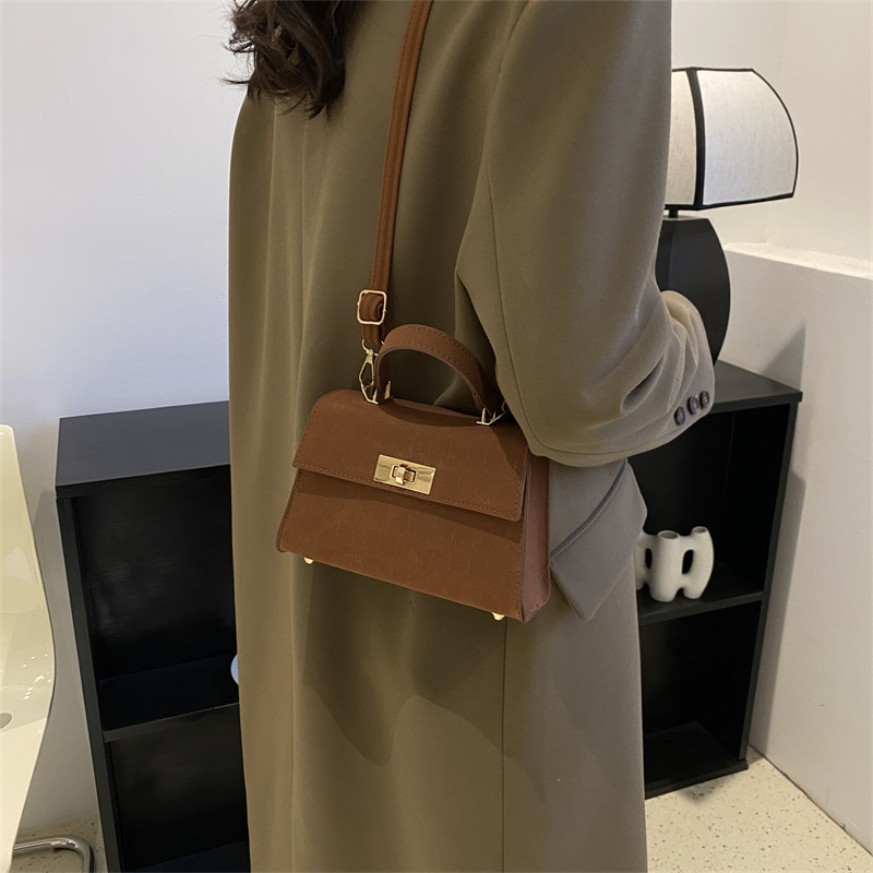 New women's bag for spring 2023, a fashionable crossbody minimalist commuter bag, a trendy Korean-style simple single-shoulder bag Application Scenario