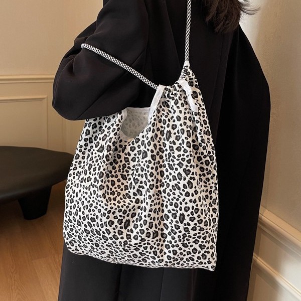 2024 Foreign trade leopard print canvas bag, a laid-back commuting style fashionable handbag, a large-capacity single-shoulder tote women's bag from Europe and America Item Picture