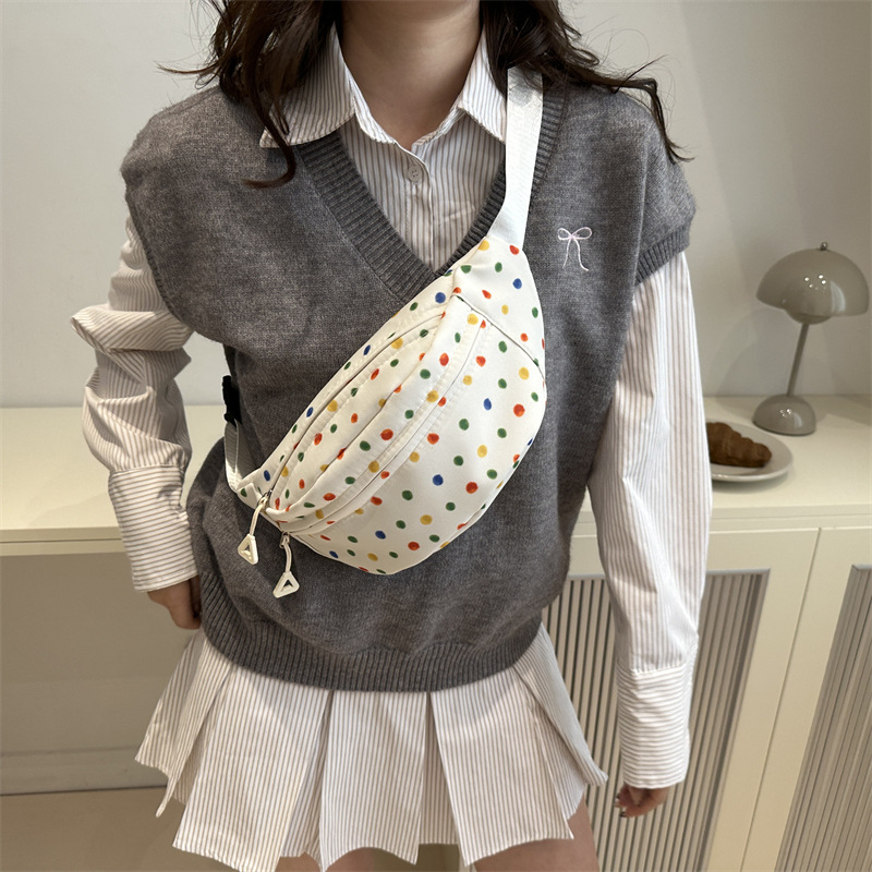 The new and unique saddle bag is an Instagram-style Japanese street fashion with a niche design. It is a stylish and elegant crossbody bag details Picture
