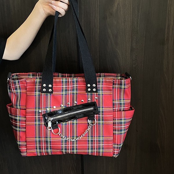 A new cross-border design checkered tote bag, a fashionable and individual European and American commuting punk style single-shoulder bag for ladies Specification drawing