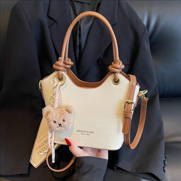 The new 2025 summer collection features a simple and stylish hand-held bucket bag with a unique design for women's fashion and versatility. It is a single-shoulder crossbody bag for commuting full figure