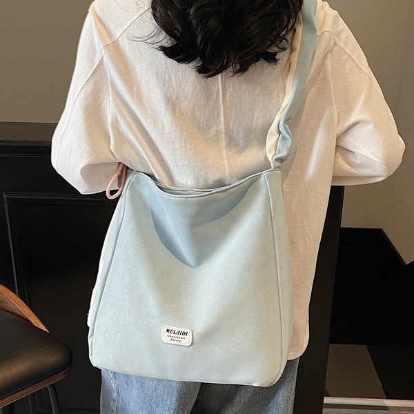 The 2025 new retro large-capacity tote bag is a fashionable and casual single-shoulder crossbody bag that can be combined with a commuting bag for work details Picture
