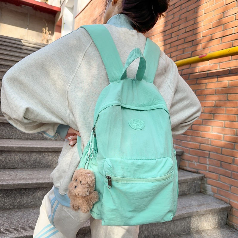 A foldable, lightweight and breathable backpack for women's travel, outdoor hiking and mountain climbing, a laid-back schoolbag for women full figure
