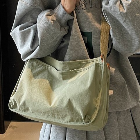 New Japanese Haraju-style crossbody bag for women, lightweight and versatile, single-shoulder pillow bag, high school and college student cloth bag backpack full figure