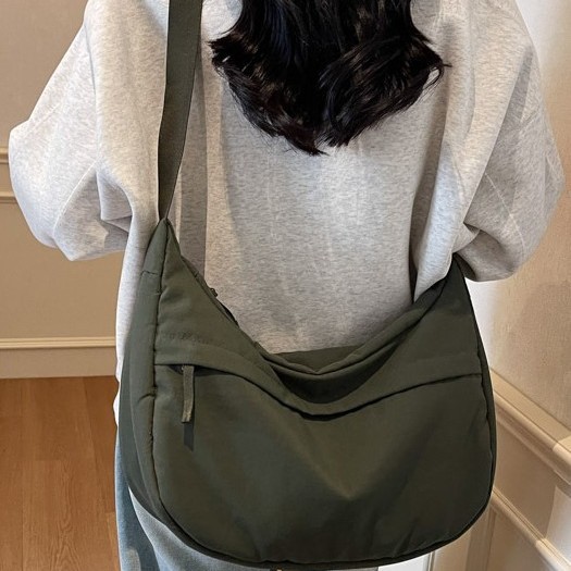 Spring 2025 new single-shoulder large-capacity underarm bag, laid-back crescent-shaped bag, casual commuting bag, solid color versatile bag Application Scenario