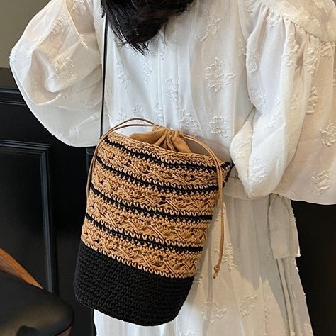 A niche design single-shoulder crossbody bucket woven bag, Bohemian artistic retro, fresh and casual straw woven bag for summer Application Scenario