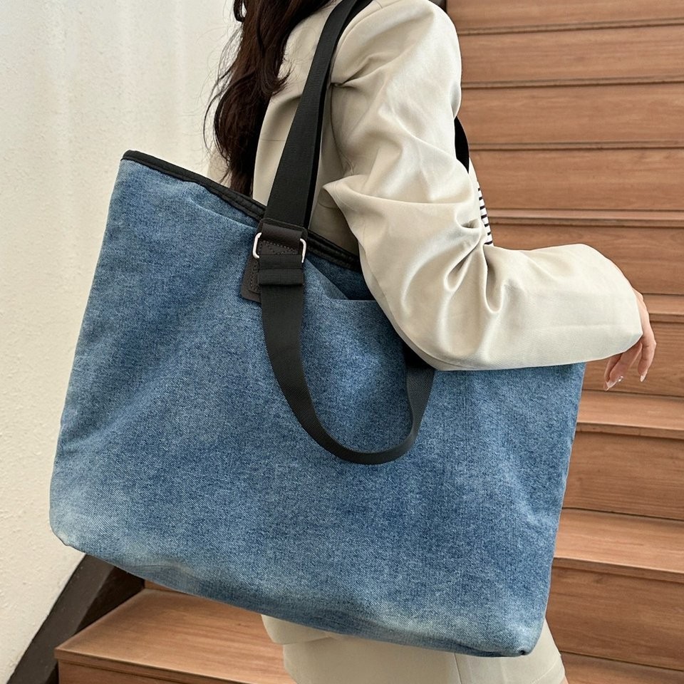 The new spring and summer versatile and fashionable single-shoulder bag, retro and trendy tote bag full figure