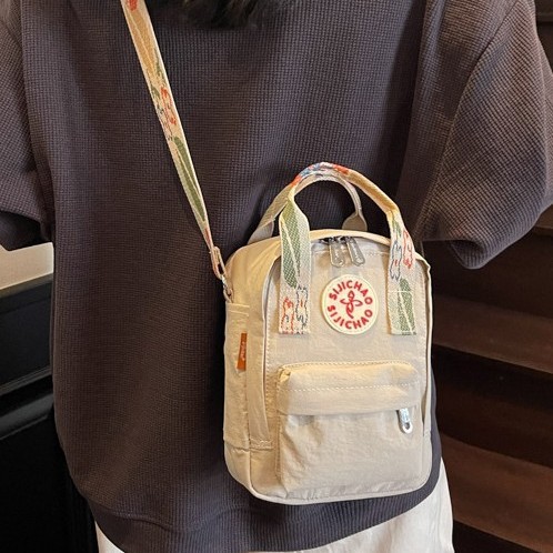 This is an Instagram-style campus casual small shoulder bag with a high level of appearance. It is a portable and lightweight single-shoulder bag with a girlish design full figure