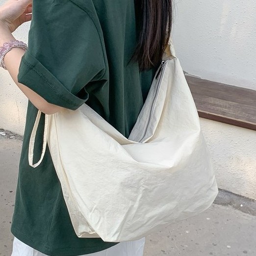 The waterproof nylon bag crossbody bag shines with a new versatile dumpling bag. It's a simple and versatile large-capacity single-shoulder bag for classes Application Scenario