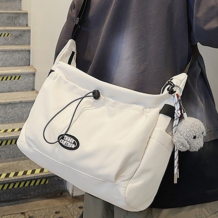 A new versatile Japanese student bag, a large-capacity single-shoulder bag, a unisex casual and versatile crossbody bag full figure
