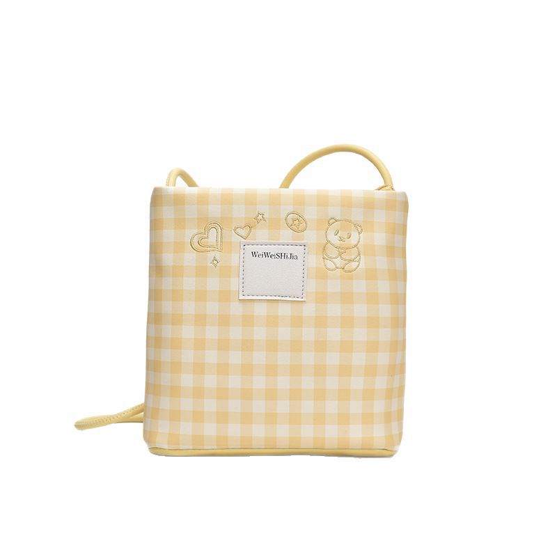 The 2025 new checkered simple print bear small square bag is a fashionable and versatile single-shoulder bag for women and a stylish commuter crossbody bag Item Picture
