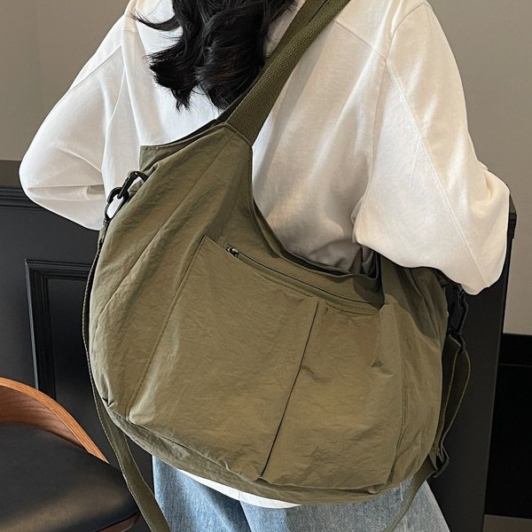 Solid color single-shoulder bag, simple and casual, large-capacity bag, Oxford fabric backpack design, new fashionable and versatile commuting bag details Picture