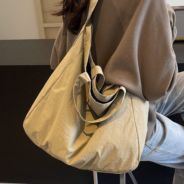Lazy Sail Bag for Women 2025 New style simple and casual single-shoulder commuter bag, versatile student crossbody bag with large capacity Application Scenario