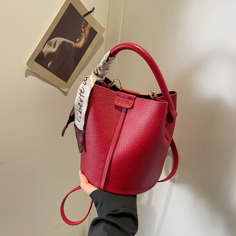 Hand-held bucket bag, a trendy 2024 new style, INS style, underarm bag, single-shoulder bag, casual solid color crossbody bag details Picture