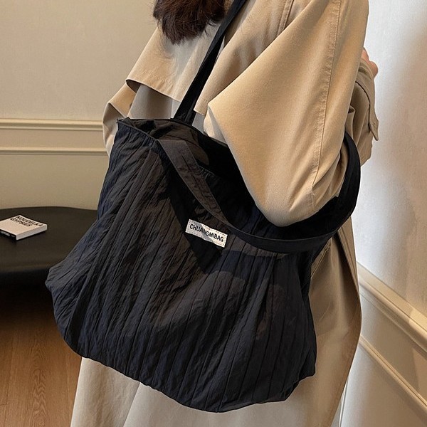 A new 2024 Korean-style large-capacity cloth bag for women, a versatile and fashionable lightweight shoulder bag, and a casual and versatile underarm bag full figure
