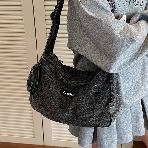 A stylish, portable and large-capacity 2025 new spring/summer fashion travel simple color-blocking casual single-shoulder bag for women Application Scenario