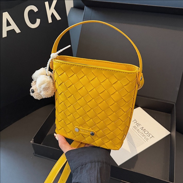 Fashionable handbag, vacation woven bag, 2025 new trendy shoulder bag, versatile phone bag, casual crossbody bag for women full figure