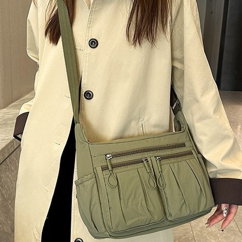 New fashionable single-shoulder crossbody bag design, pleated large-capacity nylon fabric bag, women's casual bag with multiple compartments Specification drawing