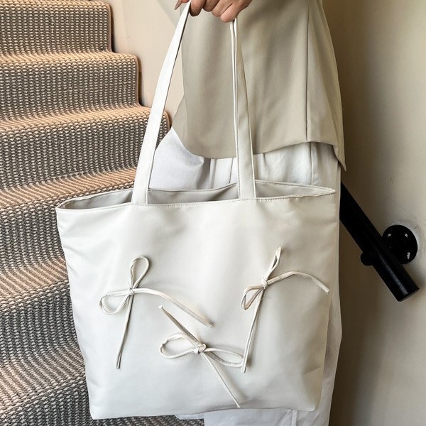 This large-capacity solid-color tote bag is a new summer model for women in 2025. It is a fresh and simple underarm bag with a casual and comfortable texture. It is a large single-shoulder bag details Picture