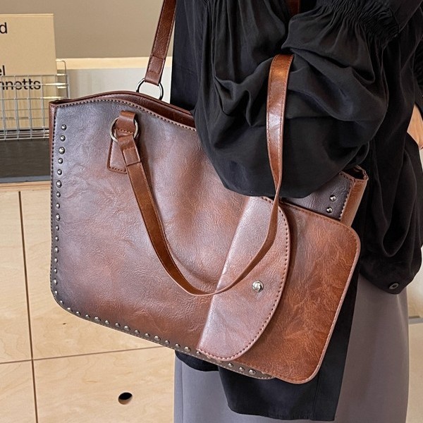 European and American retro rivet tote bag for women, 2024 new style trendy mother-and-child bag, large capacity single-shoulder hand-carry tote bag for women full figure