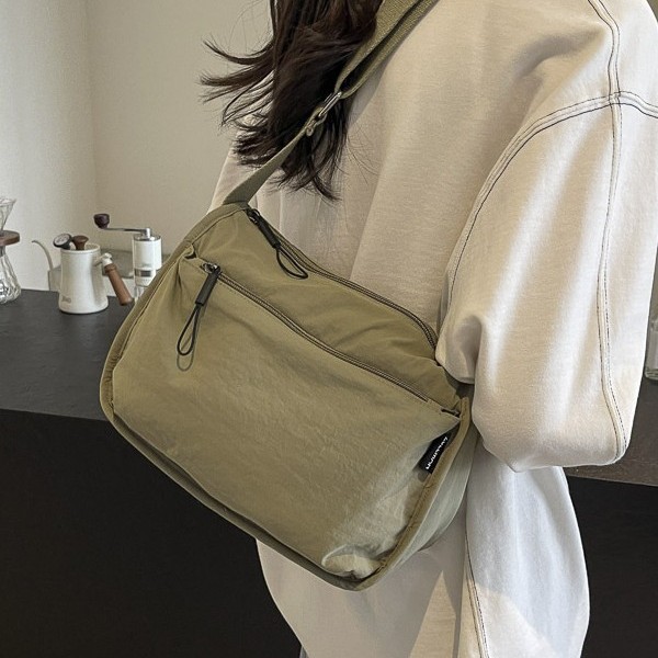 The new versatile casual single-shoulder crossbody bag features a large capacity design, a niche and stylish small square bag, and is a lightweight outdoor bag details Picture