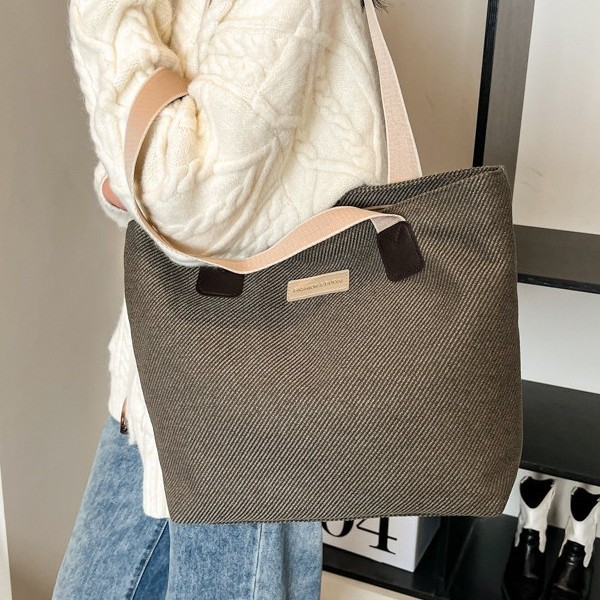 The new autumn and winter tote bag is a versatile, fashionable and casual handbag with a large capacity and a laid-back style for women Application Scenario