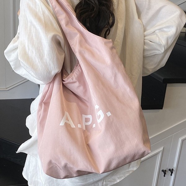 A laid-back Korean-style niche letter girl's early summer single-shoulder bag in cream color, a large-capacity cloth bag for work, and a student bag details Picture