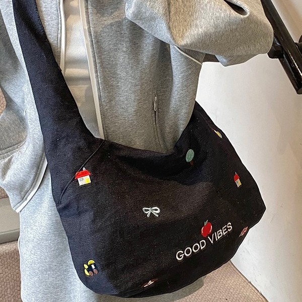 The 2025 new casual and stylish crossbody bag, a fashionable and individual spring single-shoulder tote bag, and an ins simple fabric bag full figure