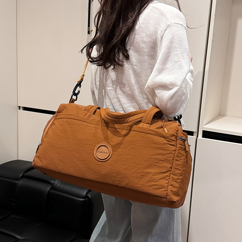 A large-capacity, lightweight and breathable fitness bag for women, a new type of cross-border hand-held travel bag with a handle and a short-distance storage bag for going out Application Scenario