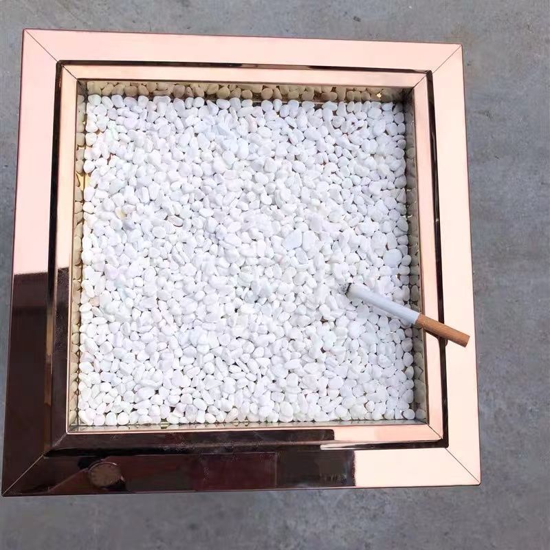 Mi Jin used white small stones, 7 pebbles and sand to fill the hot trash can in the shape of a hotel ashtray, with stones to extinguish smoke, sand and small pebbles full figure