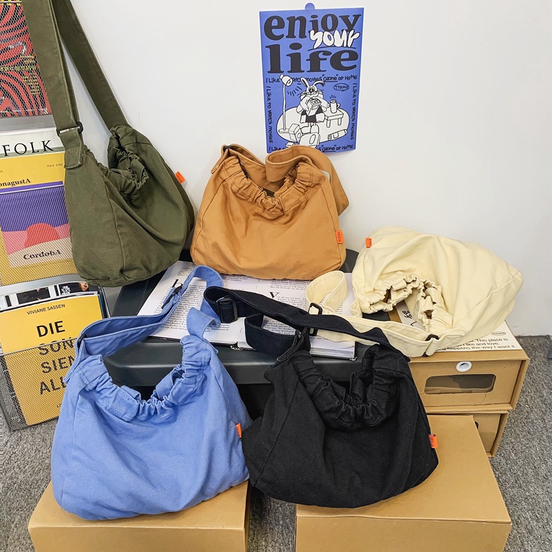 Laid-back Japanese-style artistic washed canvas bag for women, large capacity, simple solid color single-shoulder bag, pleated hand-held crossbody bag Application Scenario