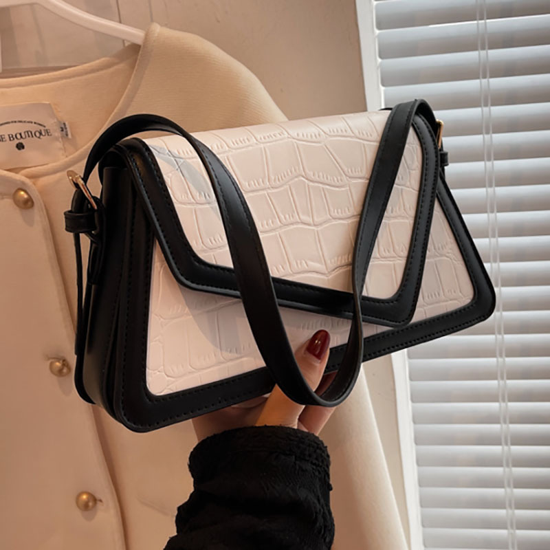 The new 2024 trendy and fashionable women's bag is a versatile and casual crossbody single-shoulder small square bag with a simple underarm flip cover full figure