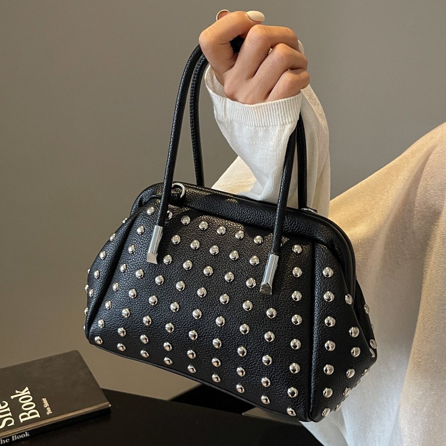 This autumn and winter collection features a niche design for women, a hand-held crossbody bag, a rivet single-shoulder bag, and a trendy and casual European and American style crossbody bag full figure