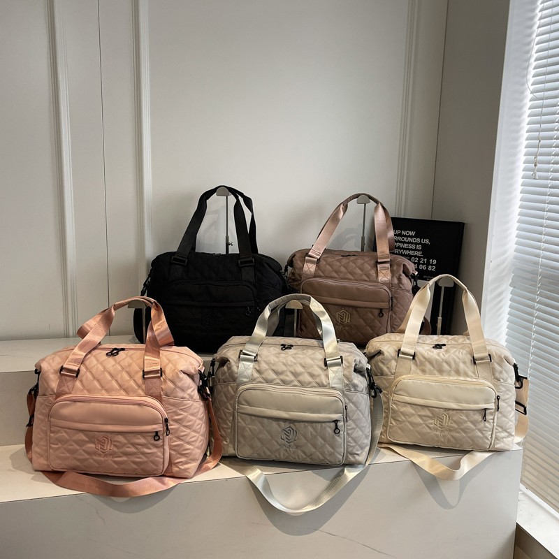 Cross-border leisure travel large handbag for women, lightweight Korean-style crossbody fitness bag, large-capacity dry and wet separation luggage bag Application Scenario