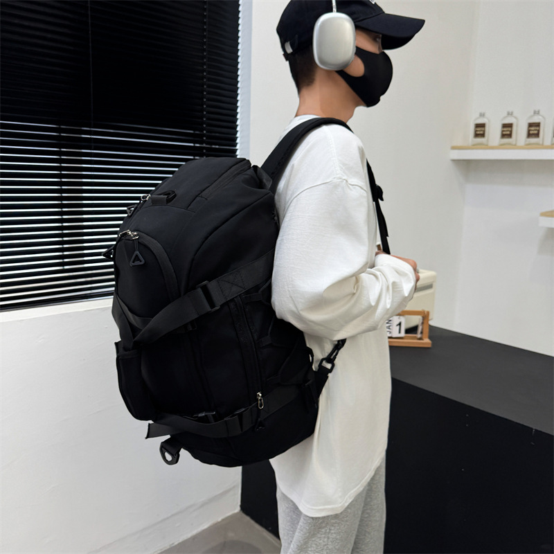 Multi-functional trendy travel bag for men and women, large-capacity lightweight hand-held fitness bag, independent shoe compartment, double-shoulder luggage bag Application Scenario