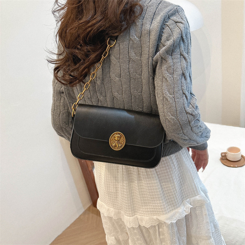 The new style of the small square bag is fashionable, trendy, casual and stylish. The solid color crossbody bag is a versatile Korean version for women. Wholesale trend of single-shoulder bags details Picture