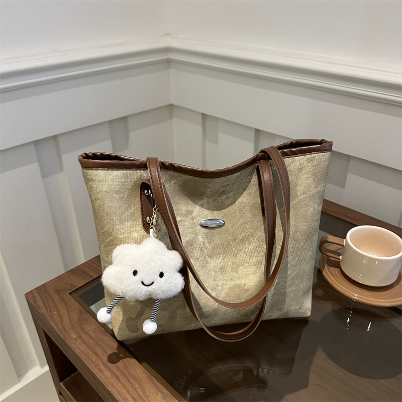 A simple and versatile women's large-capacity 2024 new autumn and winter casual single-shoulder bag, a fashionable tote bag for work and commuting full figure